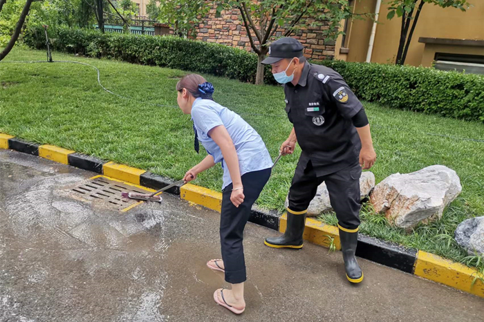 雨中堅(jiān)守護(hù)家園，筑牢汛期安全墻(圖16)