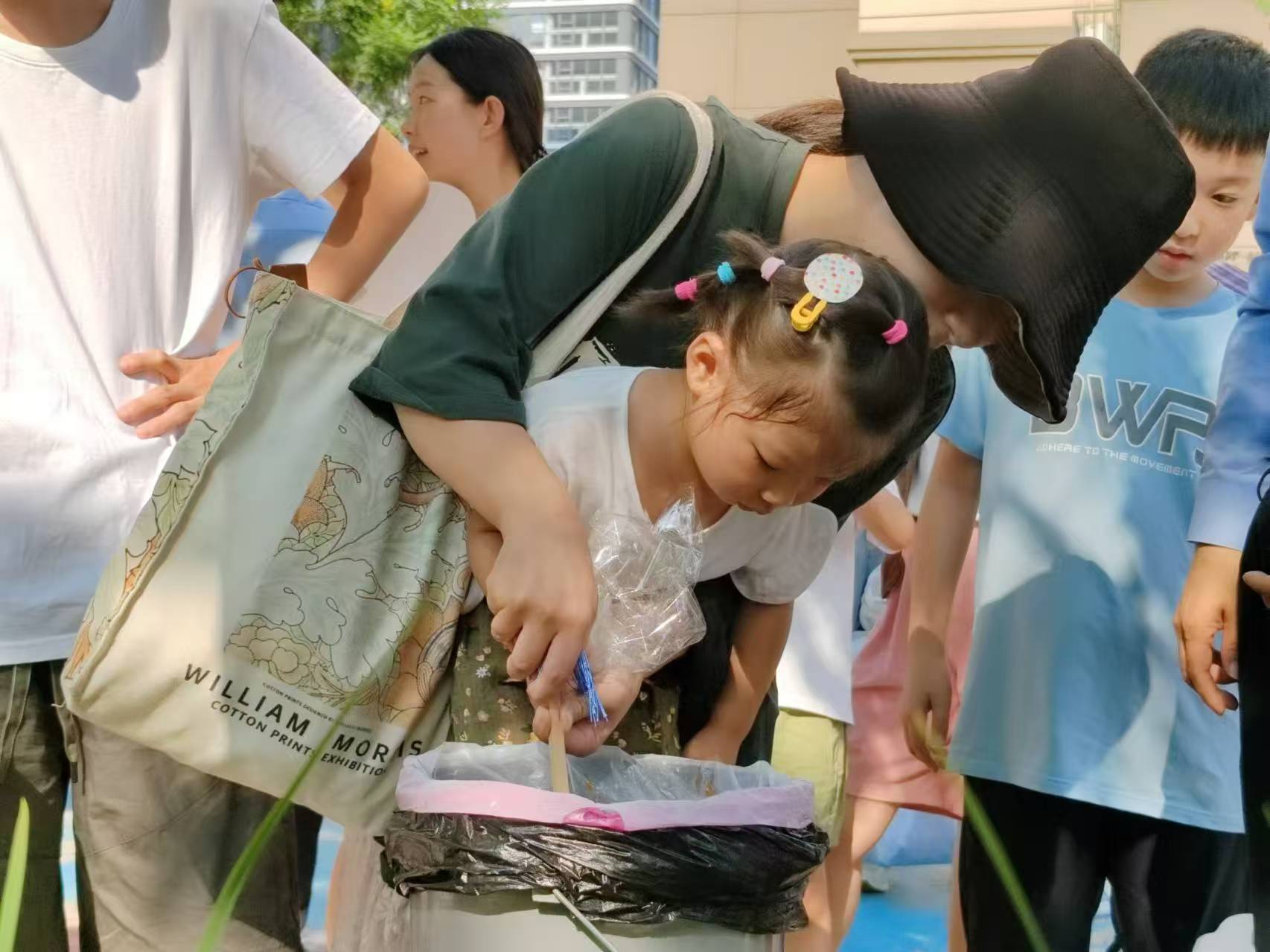 隆泰物業(yè)公司開展漆扇手工制作活動(dòng)(圖2)